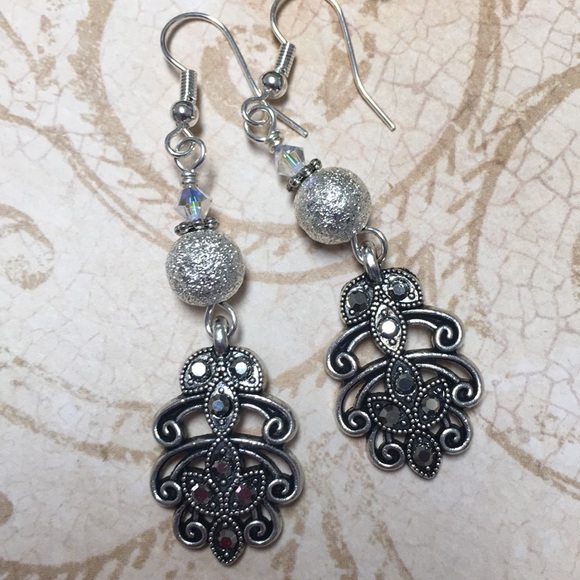 Black rhinestone & silver stardust long earrings - Picture 7 of 8